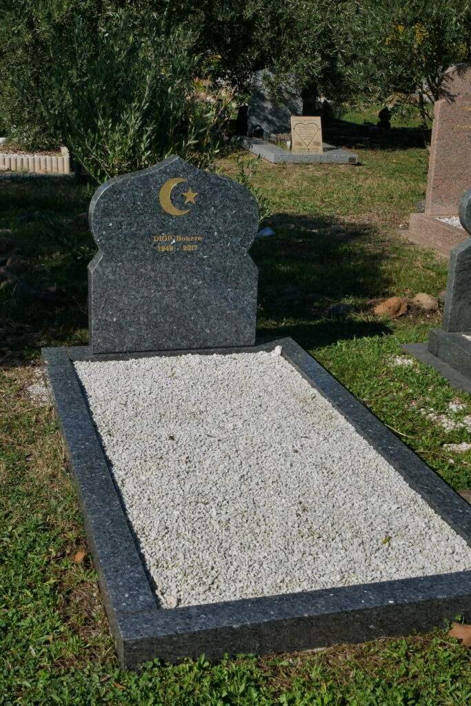 Tombe musulmane simple en granit gris du Tarngris du Tarn