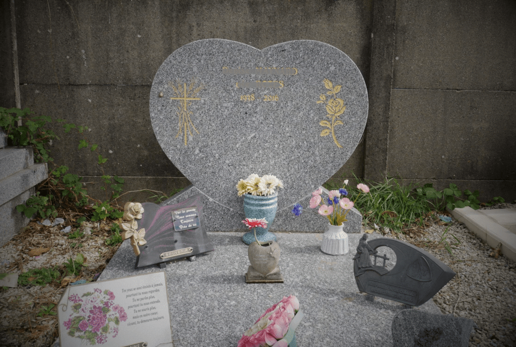 Que choisir comme monument funéraire ? 1 stèle-en-forme-de-coeur-sur-monument-funéraire-en-granit-gris