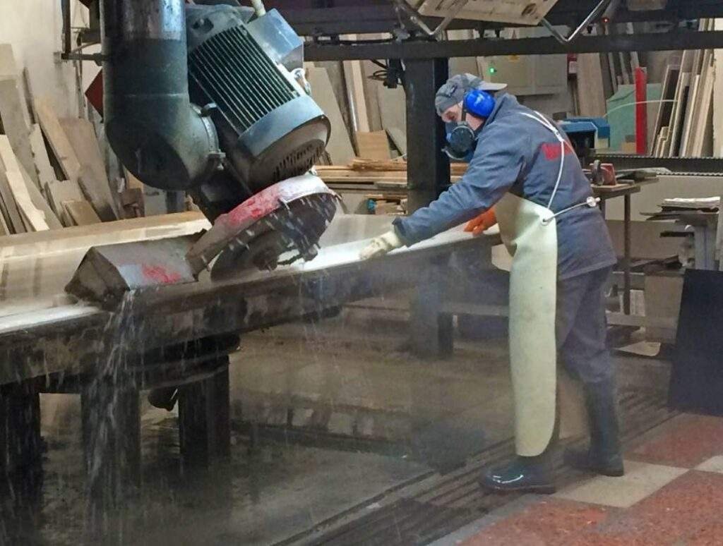 Fabrication d'une pierre tombale. Découpe des pièces dans l'atelier de marbrerie funéraire Direct Tommbale