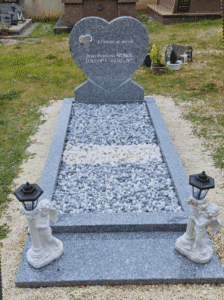 Pierre tombale coeur en granit gris du Tarn
