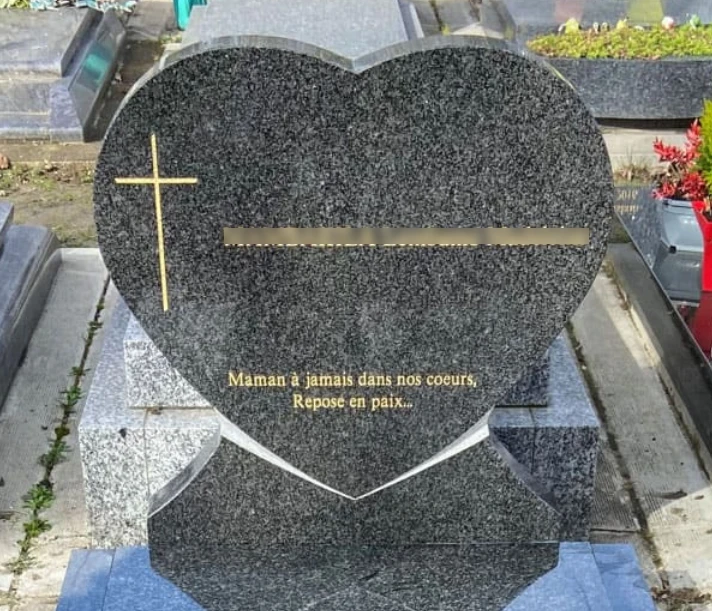 Stèle funéraire | Fonction, prix, formes : tout savoir 4 Stèle en forme de cœur en granit noir d'Afrique installée dans un cimetière de Seine-Saint-Denis (93)