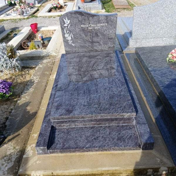 Pierre Tombale Classique en granit Mass Blue. Monument funéraire en granit Mass Blue