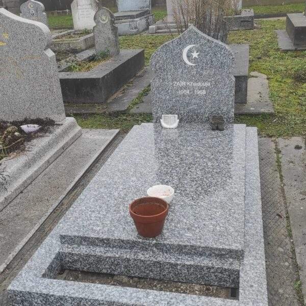 Pierre tombale musulmane en granit gris du Tarn installée au carré musulmane de Bobigny (93)