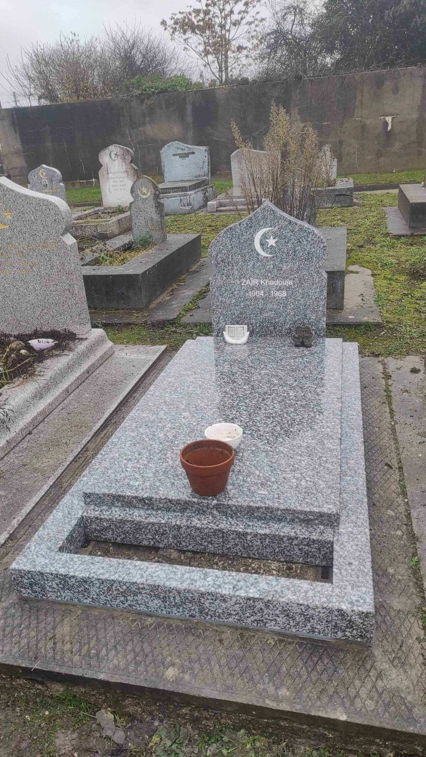 Pierre tombale musulmane en granit gris du Tarn installée au carré musulmane de Bobigny (93)