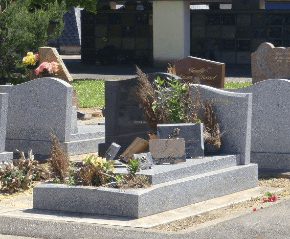 Ensemble de pierres tombale en granit au cimetière intercommunal de Valenton (94)