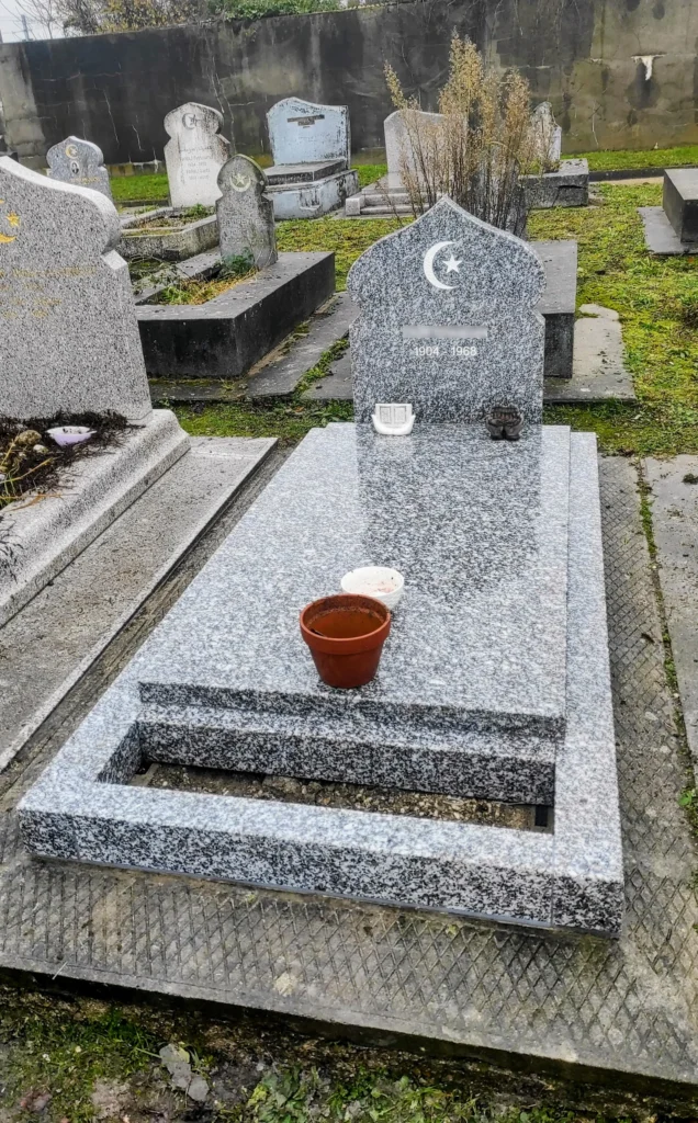 Pierre tombale musulmane en granit avec dalle au carré musulman de Bobigny (93)