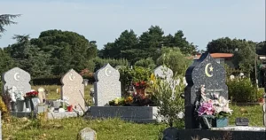 Alignement de stèles musulmane en granit dans un carré musulman en France