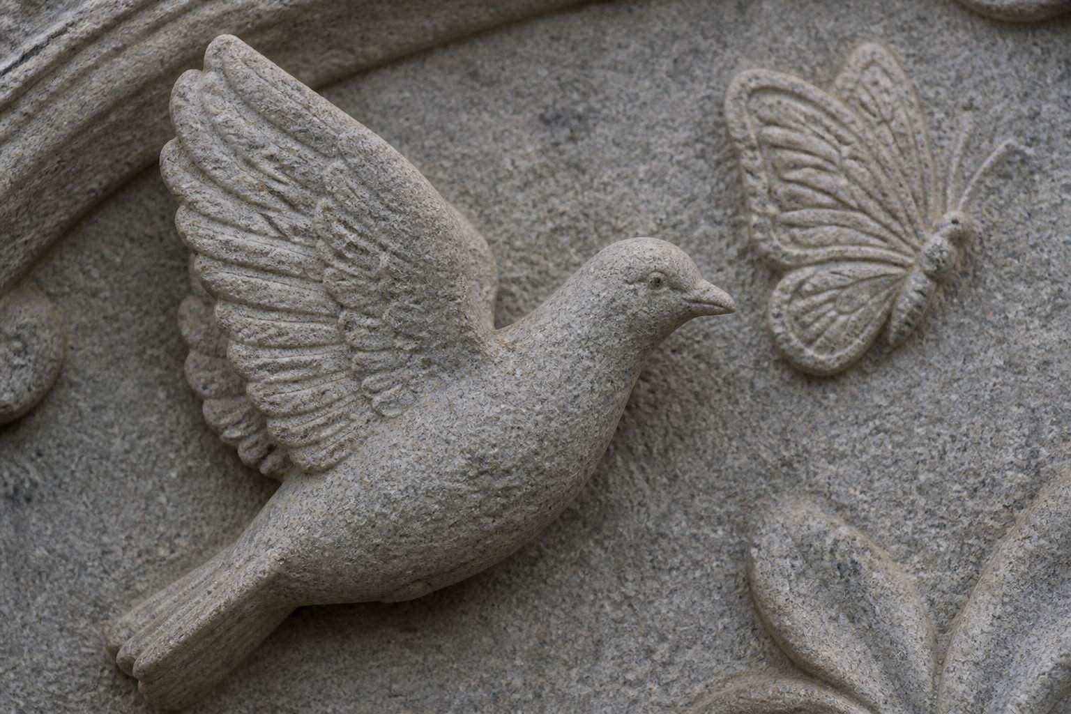La signification des symboles en gravure funéraire 2 La nature au service du souvenir : faune et flore funéraires