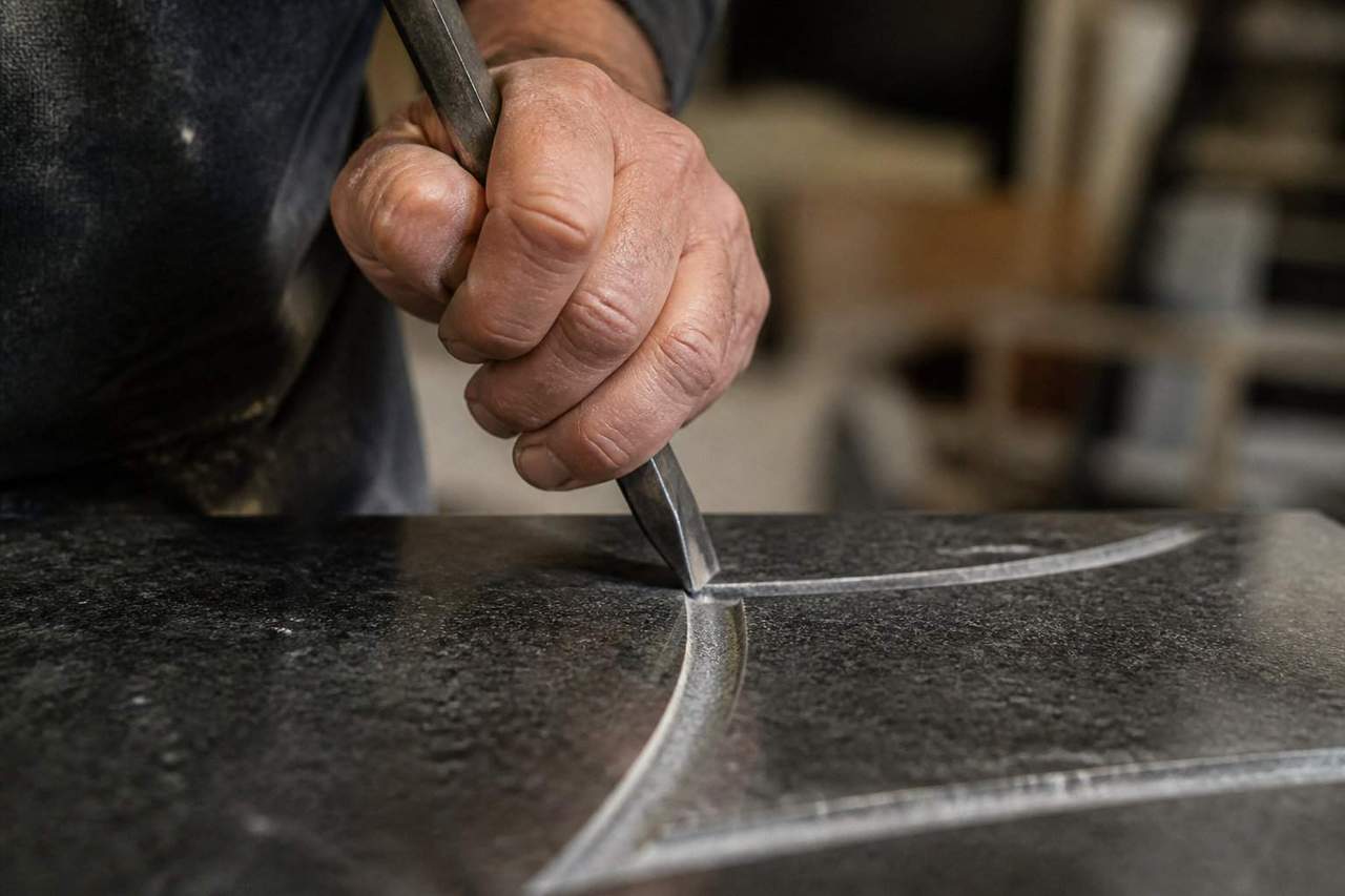 Techniques de gravure artisanale versus procédés mécaniques