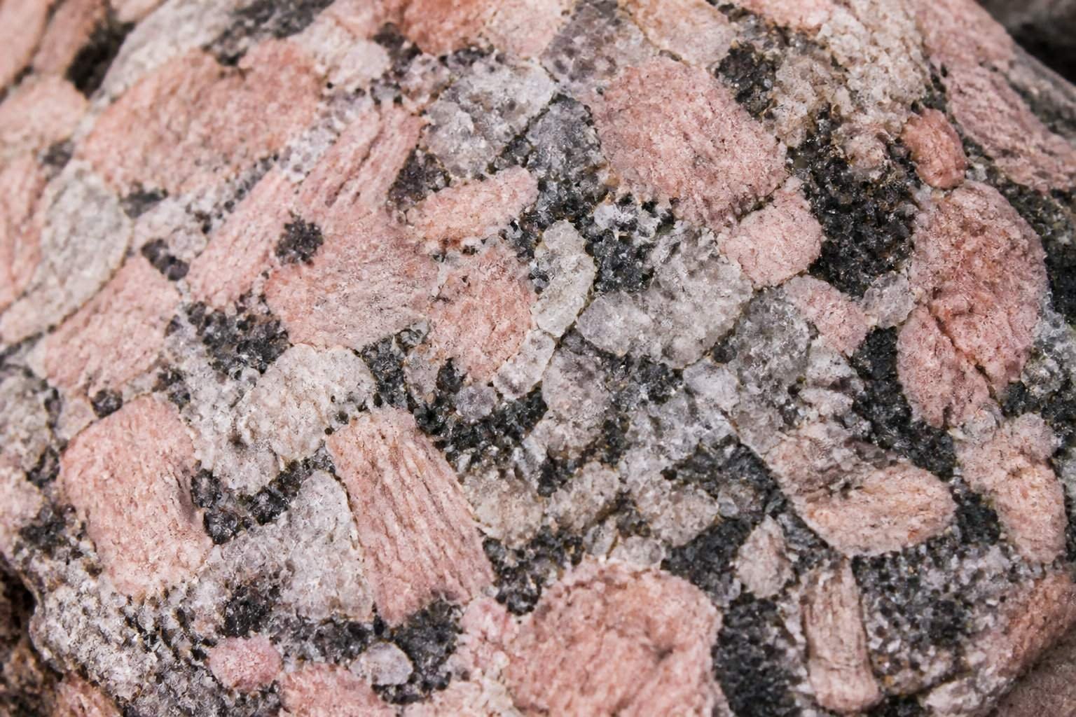 Pierre tombale en granit rose : esthétique et prix 2 3 critères techniques pour garantir la longévité de votre monument
