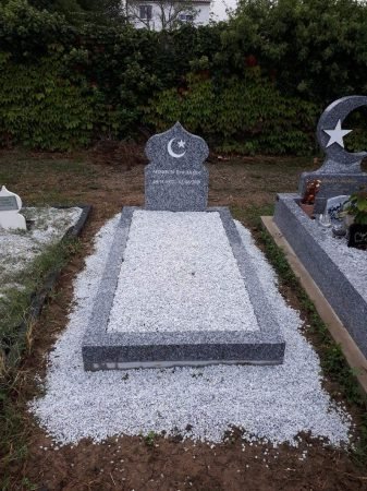 Pierre tombale musulmane en granit – Cette photo illustre un monument funéraire sobre et élégant, fabriqué artisanalement en France par direct-tombale.fr. Conçue dans le respect des traditions de l’islam, cette pierre tombale allie simplicité, dignité et durabilité. Réalisée en granit, matériau noble et résistant, elle garantit une sépulture qui traverse le temps sans perdre son éclat. Chaque pièce est soigneusement taillée et polie par des artisans marbriers français, offrant aux familles un monument unique et de grande qualité. La pierre tombale musulmane respecte pleinement les valeurs religieuses : sobriété, absence d’ornements excessifs, personnalisation discrète possible avec le nom du défunt ou un verset coranique. Son design épuré rappelle la finalité spirituelle de la vie et constitue un lieu de recueillement propice aux prières et aux invocations. Chez direct-tombale.fr, le prix d’une pierre tombale musulmane varie en fonction du granit, des dimensions et des options choisies. L’entreprise propose des tarifs clairs et transparents, permettant aux familles de choisir en toute sérénité. Pour celles qui recherchent une pierre tombale musulmane pas cher, des modèles accessibles sont également disponibles, sans compromis sur la qualité ni sur le respect de la tradition. Choisir une pierre tombale musulmane en granit fabriquée en France chez direct-tombale.fr, c’est opter pour : • Un savoir-faire artisanal reconnu. • Une durabilité exceptionnelle. • Un monument sobre, conforme aux pratiques musulmanes. • Un tarif adapté aux besoins de chaque famille. Cette photo reflète l’essence d’un hommage digne et durable : une pierre tombale musulmane qui incarne la mémoire, la foi et la sérénité, tout en étant réalisée par des artisans français engagés dans la tradition et la qualité.