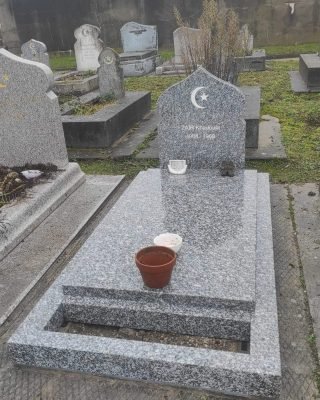 Pierre tombale musulmane en granit gris du Tarn installée au carré musulmane de Bobigny (93)