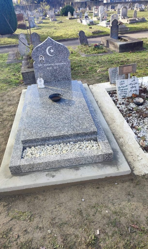 Pierre tombale musulmane Blida en granit gris du Tarn, cimetière de Bobigny (93)