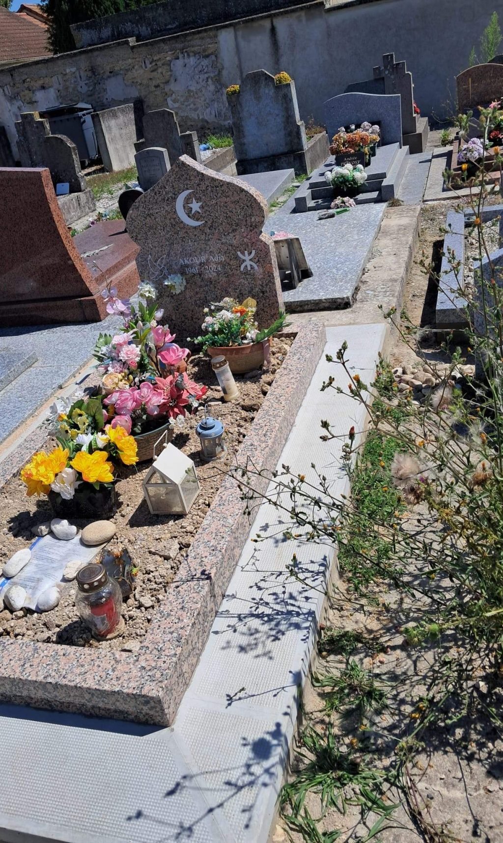 Photo d'une pierre tombale en granit rose Porrino récemment posée au cimetière de Claye (77)