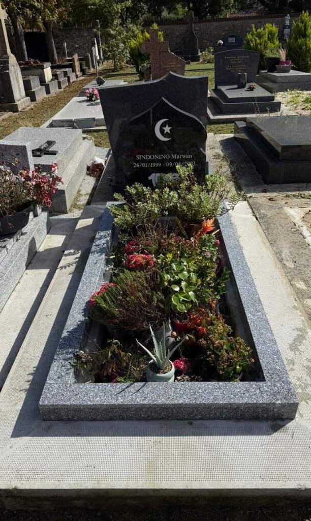Monument musulman en granit noir d'Afrique posé sur une semelle béton au cimetière d'Orsay (91)