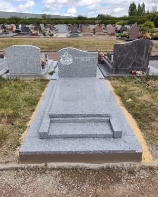 Accueil Pierres Tombales 24 Monument funéraire classique et semelle en granit gris du Tarn posé sur un caveau