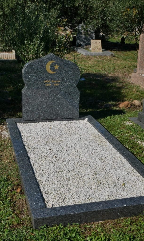 Tombe musulmane simple en granit gris du Tarngris du Tarn