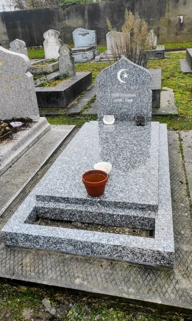 Pierre tombale musulmane en granit avec dalle au carré musulman de Bobigny (93)