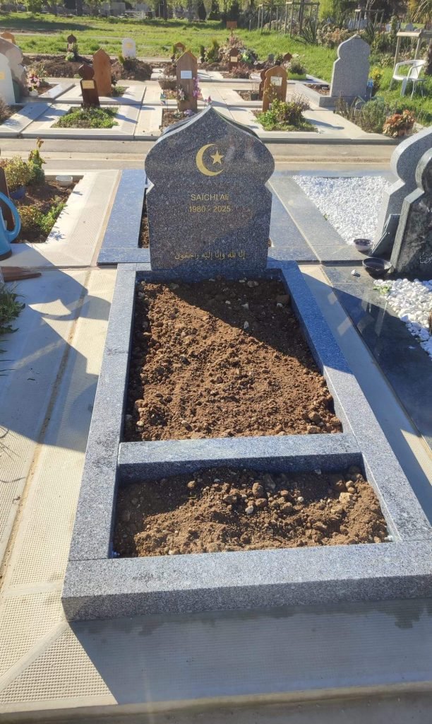 Photo de la pose d'un monument musulmant au cimetière intercommunal de Valenton (94) par Direct Tombale