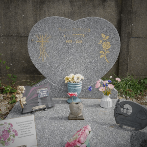 stèle-en-forme-de-coeur-sur-monument-funéraire-en-granit-gris