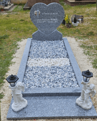 Pierre tombale coeur en granit gris du Tarn