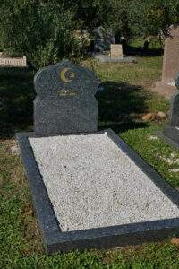 Pierre tombale musulmane en granit gris du Tarn