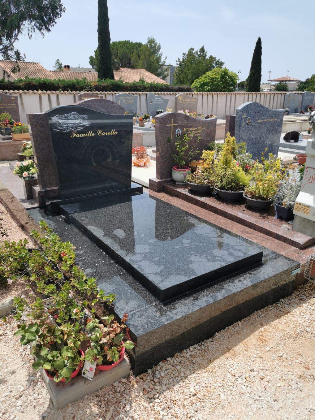 Pierre tombale en granit noir d'Afrique avec gravure dorée