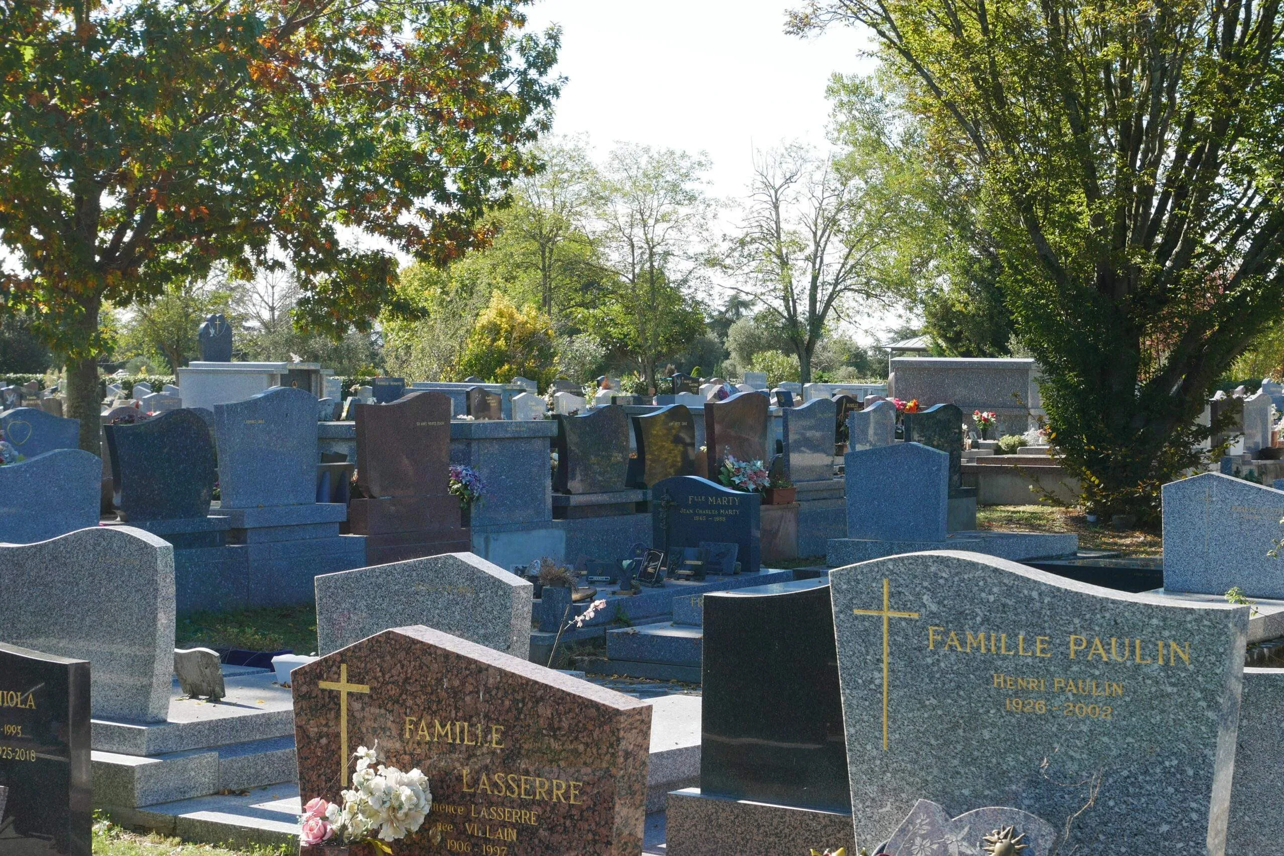 Vues de pierres tombales au cimetière suburbain de Cornebarrieu (31)