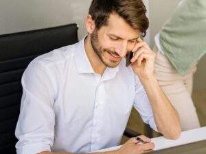 Pierres Tombales 38 homme-professionnel-interlocuteur-telephone-direct-tombale