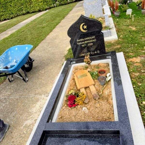 Pierre Tombale Musulmane Bejaïa 18 Pierre tombale musulmane en granit noir d'afrique