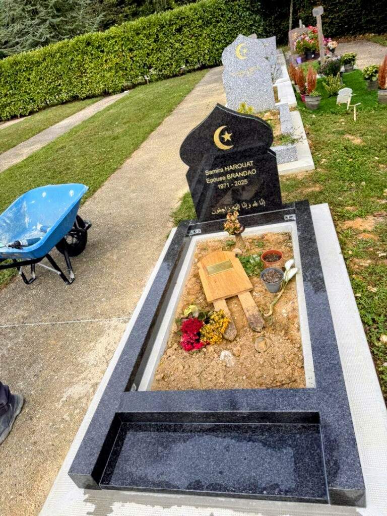 Pierre Tombale Musulmane Bejaïa 4 Pierre tombale musulmane en granit noir d'afrique