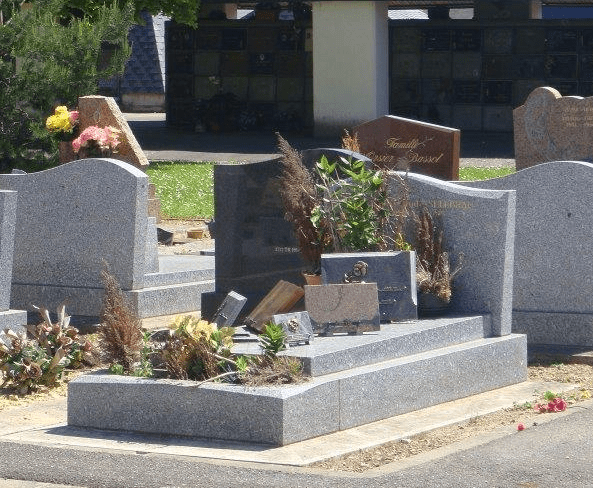 Ensemble de pierres tombale en granit au cimetière intercommunal de Valenton (94)