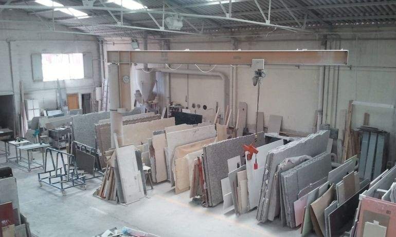 Stock de tranches de granit dans un atelier de marbrerie funéraires