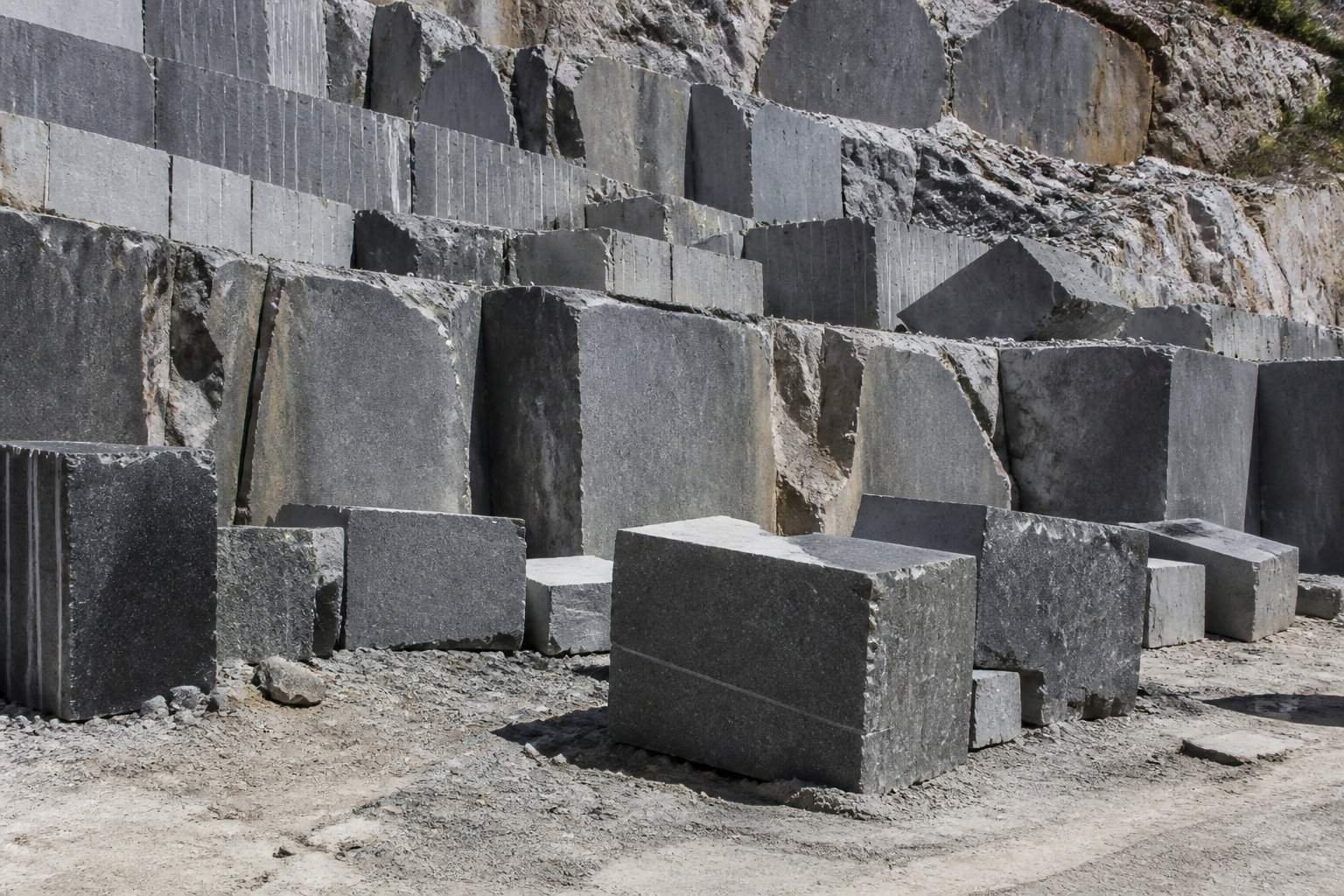 Pourquoi choisir une pierre tombale moderne en granit ? 3 Pourquoi privilégier le granit pour la pérennité de votre ouvrage ?