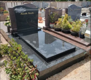 Monument funéraire en granit noir d'Afrique avec gravure sur la stèle