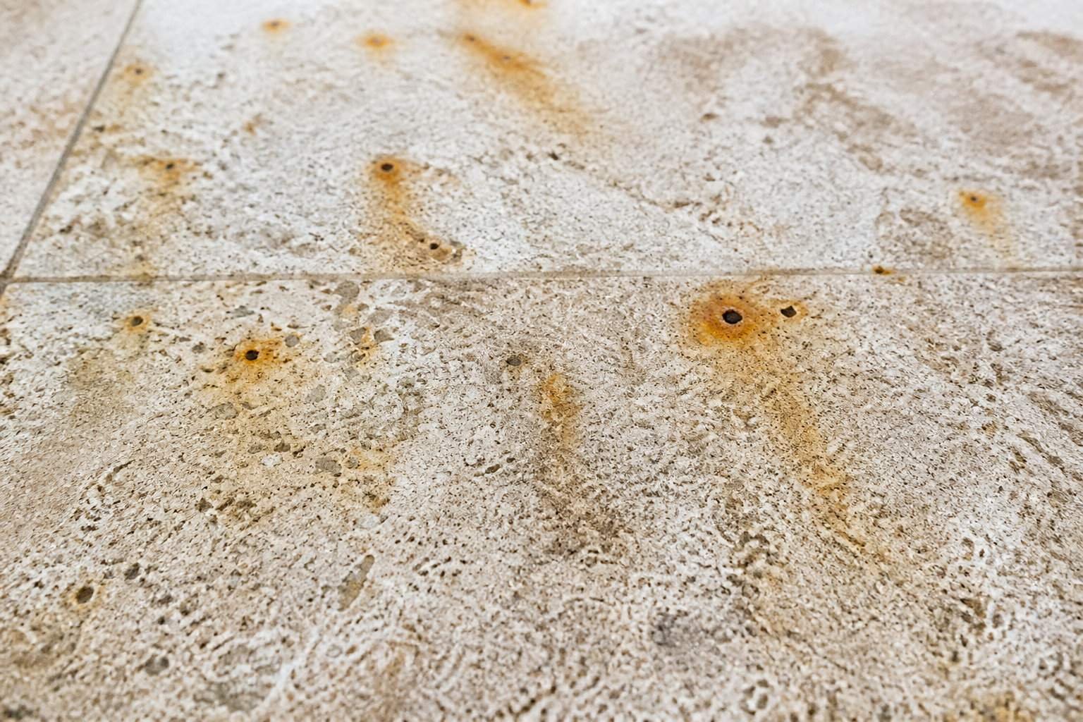 Comment assurer l'entretien d'une pierre tombale en granit ? 12 Solutions ciblées pour les taches de rouille et les mousses