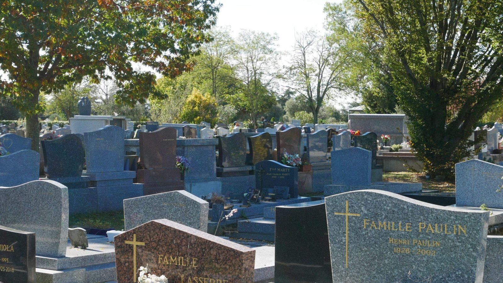 Vues de pierres tombales au cimetière suburbain de Cornebarrieu (31)