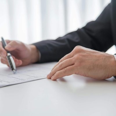 homme-costume-direct-tombale-dossier-administratif