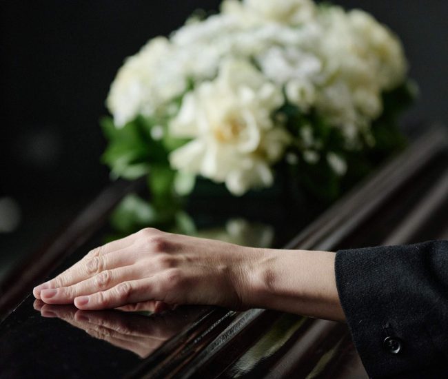 mains-et-fleurs-cercueil