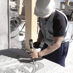 ouvrier-granit-pierre-tombale