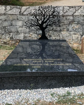Monument funéraire en granit noir d'Afrique avec stèle acier
