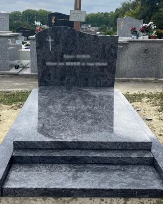 Pierre tombale en granit Mass Blue installé au cimetière de Carbon-Blanc (33)